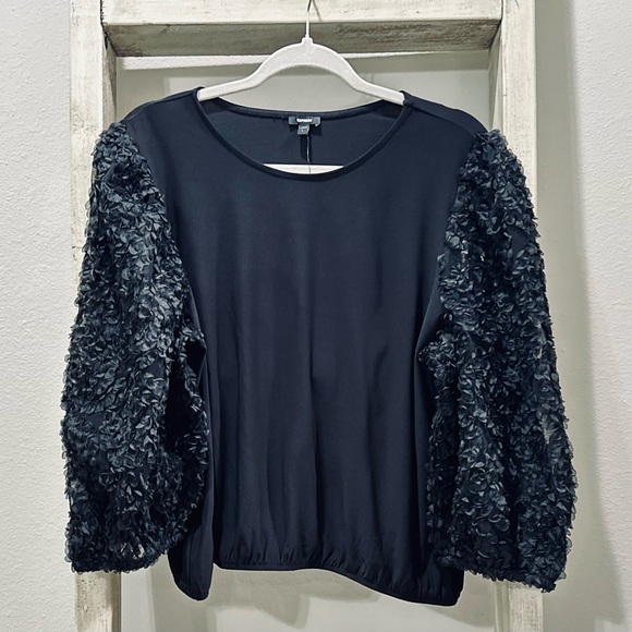 NWT EXPRESS Skimming Textured Floral Puff Sleeve Tee Black Women- Size L - Picture 2 of 10